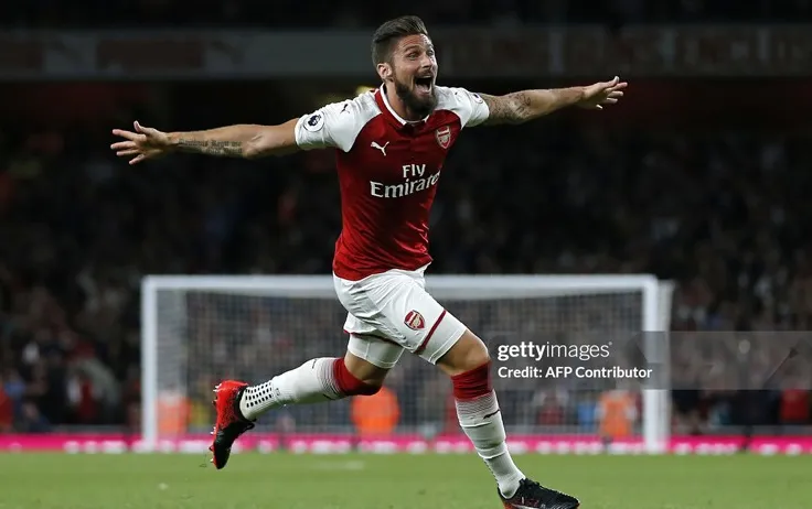 Giroud bật cao đánh đầu tung lưới Schmeichel ấn định chiến thắng nghẹt thở cho 