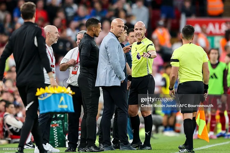 Ngoại Hạng Anh chấn động: Trận Liverpool - Bournemouth gián đoạn vì cáo buộc phân biệt chủng tộc