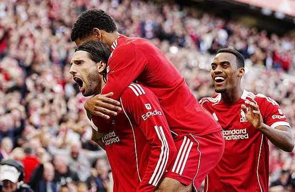 Ngoại Hạng Anh: Liverpool thăng hoa, Man City chìm sâu trước thềm Derby Manchester