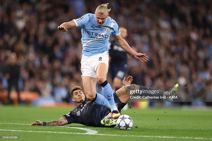 Thẻ Đỏ Nghiệt Ngã và Nỗi Buồn De Bruyne: Man City Vượt Qua Napoli Trong Trận Cầu Nảy Lửa
