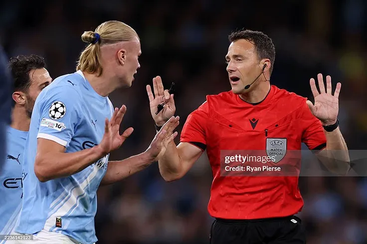 Tình huống giúp Man City được chơi hơn người