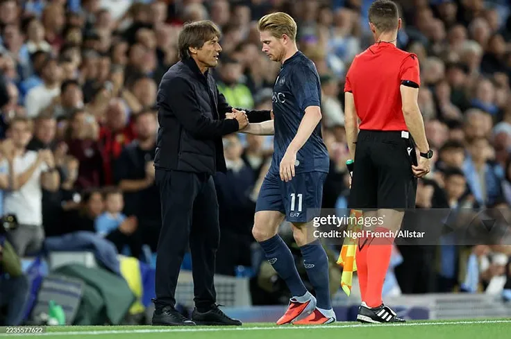 HLV Conte rút De Bruyne ra chỉ sau 26 phút