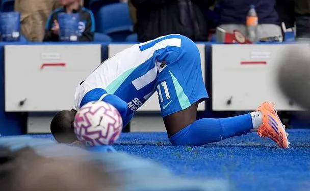 Van Hecke rất xui xẻo đá phản lưới nhà ở cuối trận