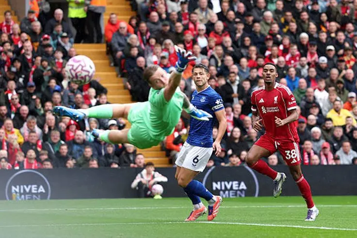 Gravenberch tỏa sáng, Liverpool vượt qua Everton trong trận derby kịch tính