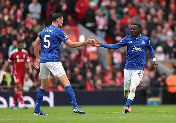 Gueye (phải) rút ngắn tỷ số cho Everton ở đầu hiệp 2
