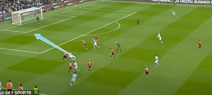 Trong bàn thắng thứ hai của Man City, Doku đã có đường chuyền tuyệt vời để Erling Haaland dứt điểm nhưng khoảng trống để lại ở hàng tiền vệ là rất lớn.