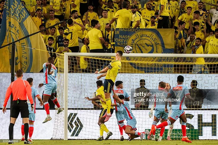 Ronaldo vẫn cho thấy khả năng thi đấu sung mãn với những cú bật nhảy ấn tượng.