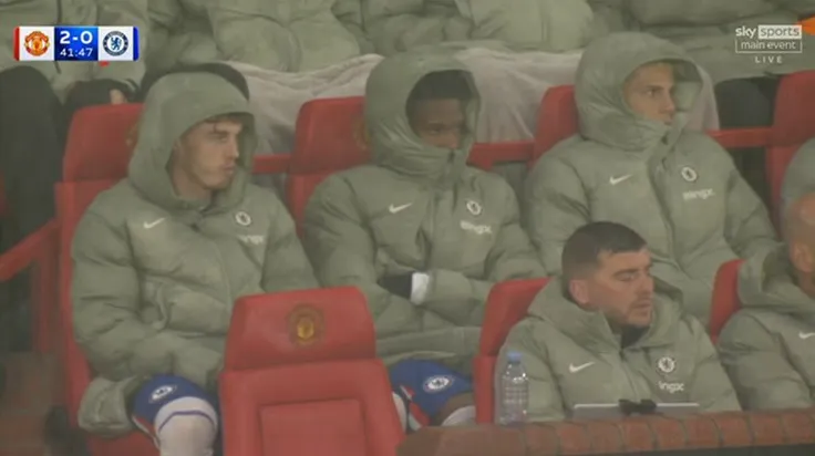 Palmer buồn bã ngồi trên băng ghế dự bị.