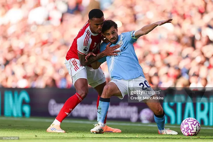 Arsenal (áo đỏ trắng) và Man City thi đấu nỗ lực và cuối cùng hoa 1-1