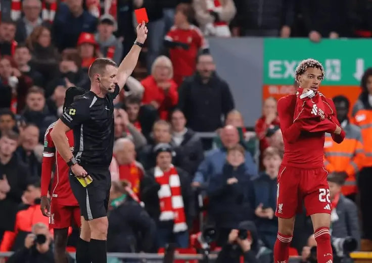 Ekitike 'tấu hài' với thẻ đỏ ngớ ngẩn, HLV Liverpool Arne Slot nổi giận
