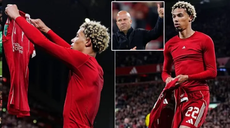 HLV Arne Slot cũng không thể bênh vực học trò