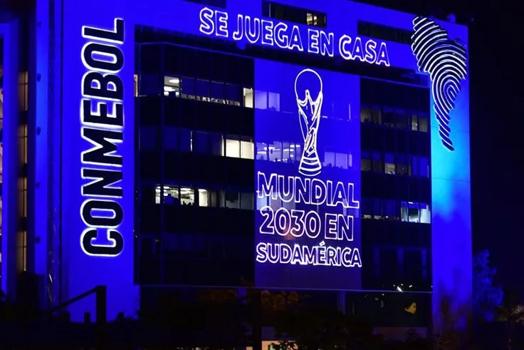 Ý tưởng tăng lên 64 đội ở World Cup được các LĐBĐ Nam Mỹ khởi xướng, nhân kỷ niệm 100 năm thành lập giải đấu (lần đầu tiên tổ chức tại Uruguay)