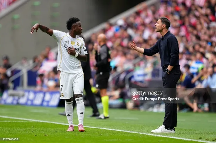 Xabi Alonso chưa thể tìm ra được cách kết nối hàng công khi đội bóng rơi vào thế khó