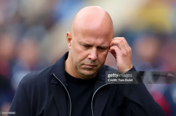 Arne Slot đang chỉ đạo các học trò chơi quá chậm