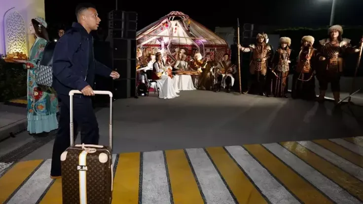 Những cô gái Trung Á, Kazakhstan trong trang phục và nhạc cụ dân gian tiếp CLB Real Madrid.