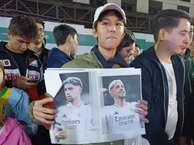 Theo mô tả của báo chí Kazakhstan thì suốt đoạn đường từ sân bay Almaty về khách sạn, hai bên đường dân chúng đứng đầy để nhìn đoàn xe có hộ tống và mở đường của cảnh sát Almaty hộ tống đoàn xe chở thành viên CLB Real Madrid.