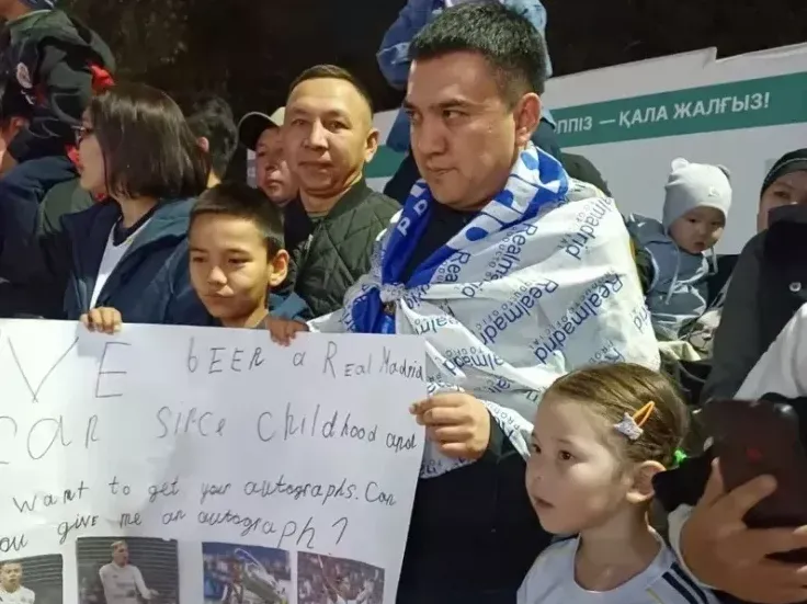 Những em nhỏ và bố mẹ đến sân bay để được tận mắt chứng kiến những