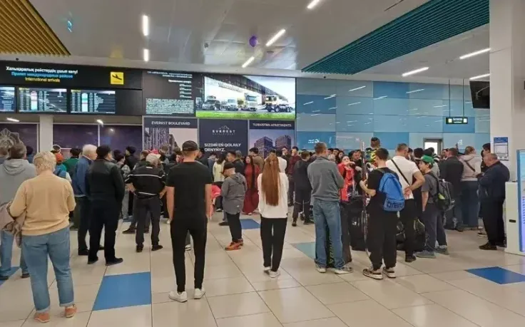 Nhiều fan thủ đô Almaty thức trắng đêm ở sân bay để chờ CLB Real Madrid đến.