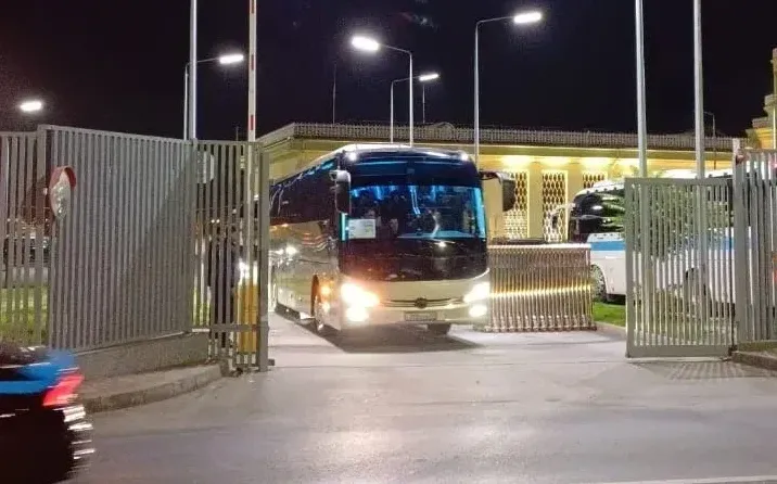 Chiếc xe buýt chở đội Real Madrid rời sân bay Almaty bằng cổng VIP.