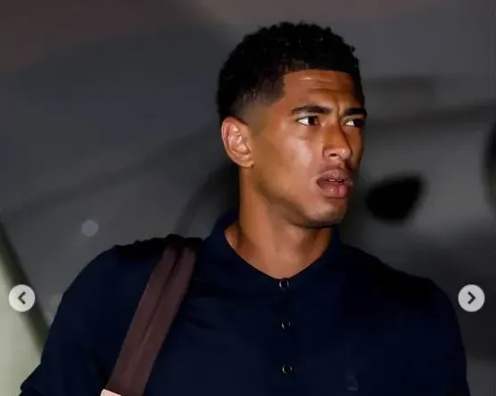 Tay săn bàn Jude Bellingham của CLB Real Madrid thể hiện sự mệt mỏi sau chuyến bay dài.