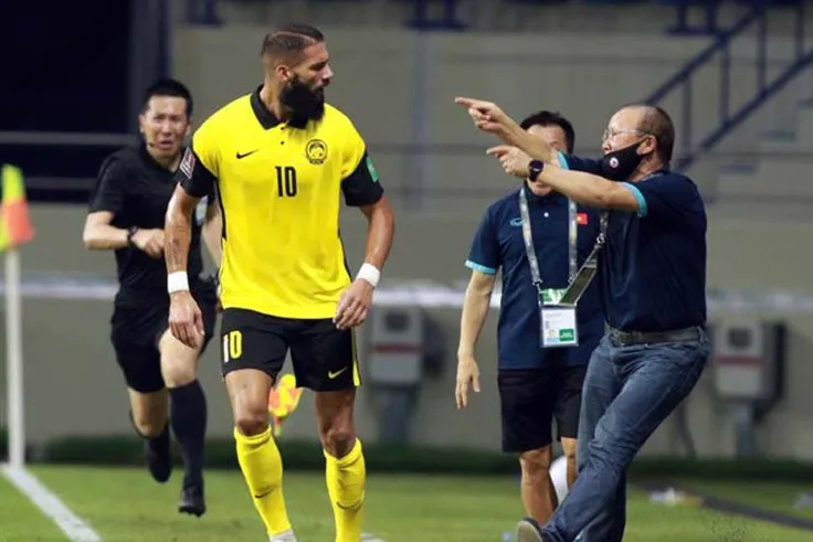 Krasniqi đôi co với HLV Park Hang Seo ở vòng loại World Cup 2022