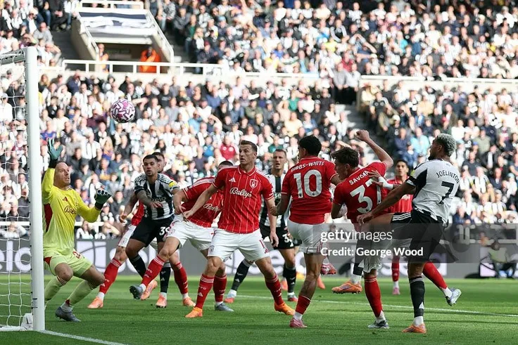 Newcastle Hạ Gục Nottingham Forest: Guimaraes Chói Sáng, Chích Chòe Vươn Lên