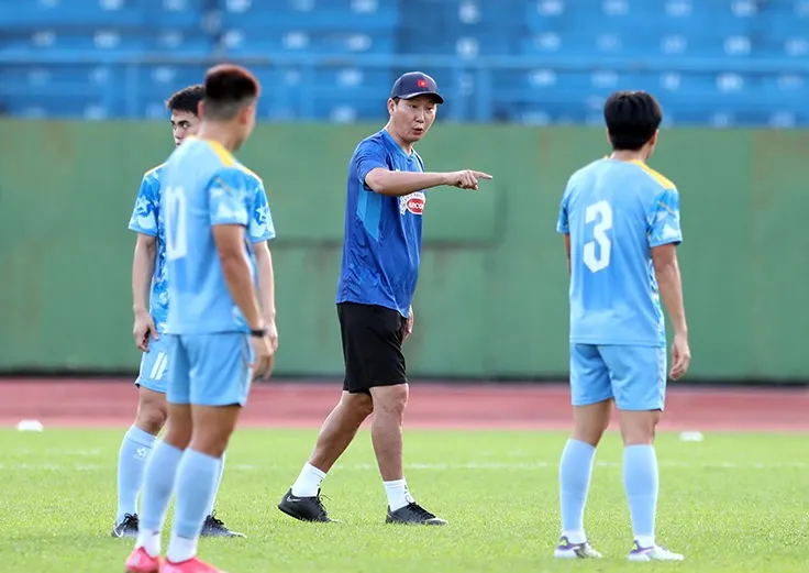 HLV Kim Sang Sik chỉ đạo các tuyển thủ Việt Nam tập luyện.
