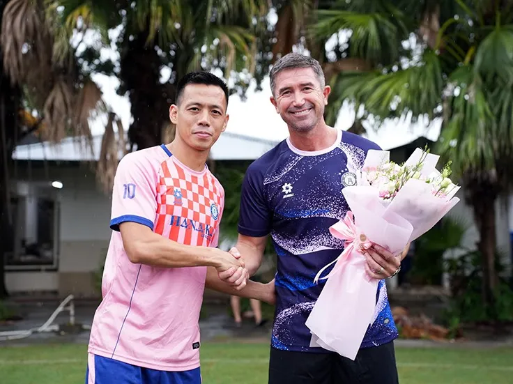 Harry Kewell Cháy Hết Mình tại Hà Nội FC: Khát Vọng Vươn Tầm V-League