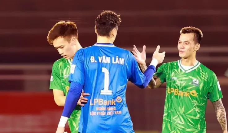 Hoàng Đức, Văn Lâm “gần bùn mà không hôi tanh mùi bùn”. Ảnh: Ninh Bình FC