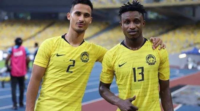 Matthew Davies (sinh ở Australia, mẹ sinh ở Malaysia) và Mohamadou Sumareh (quê Gambia, đá đủ 5 năm ở Malaysia) trên ĐT Malaysia