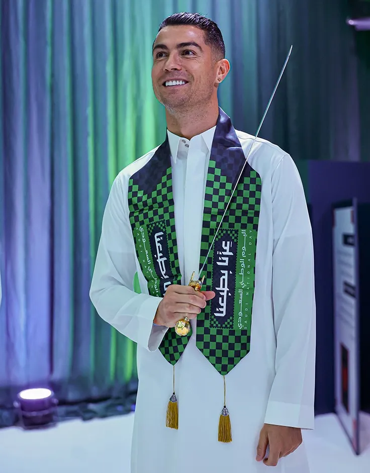 Ronaldo trở thành cầu thủ bóng đá tỷ phú đầu tiên thế giới với khối tài sản hơn 1 tỷ bảng