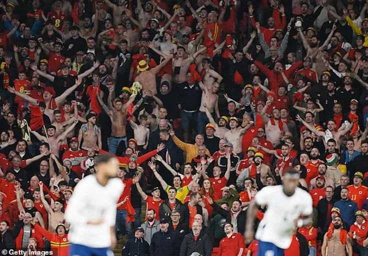 CĐV Xứ Wales cho thấy hình ảnh trái ngược với những gì CĐV tuyển Anh thể hiện.