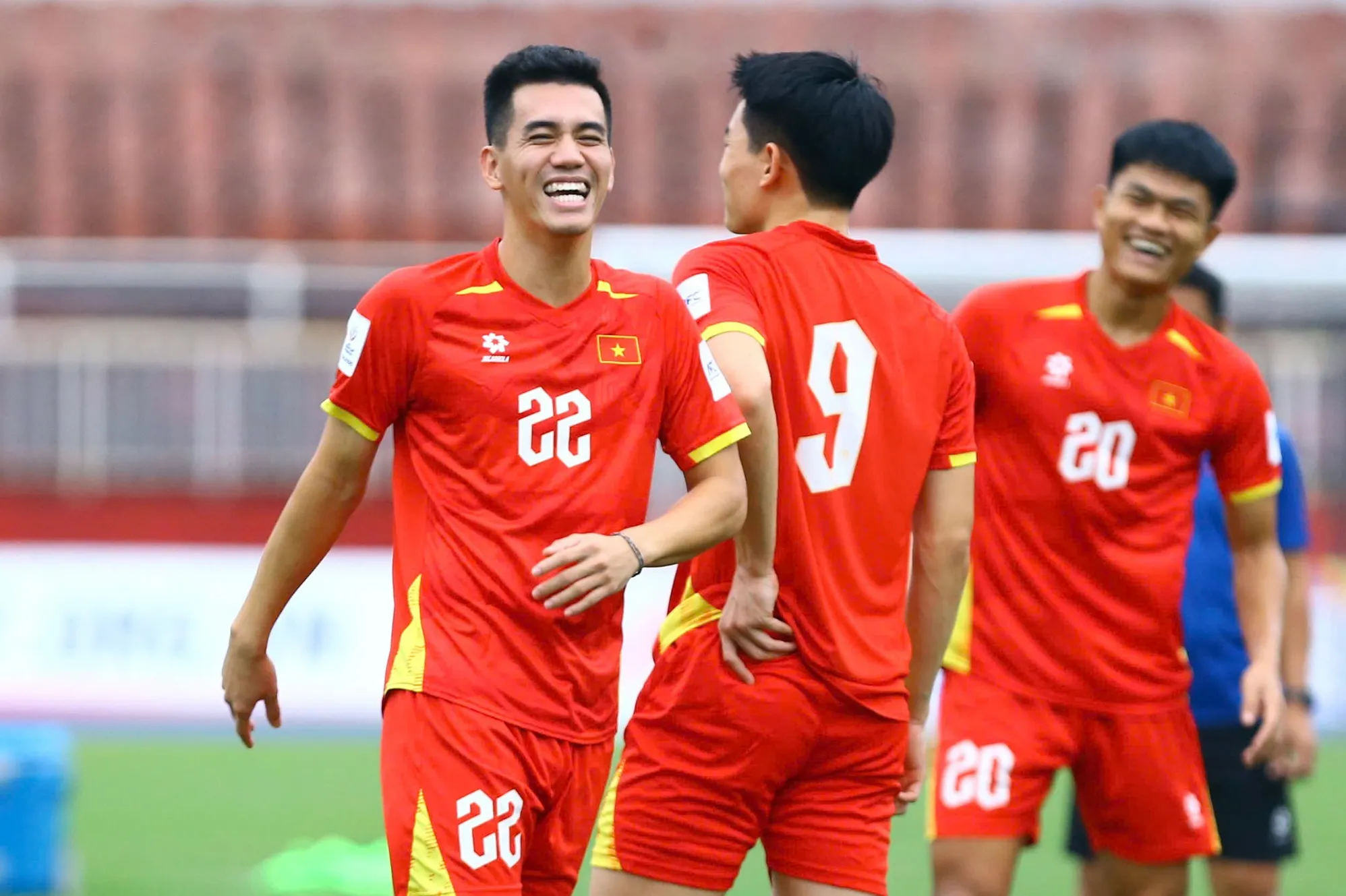 Nụ cười tươi hết cỡ của Tiến Linh ở buổi tập lúc 17h chiều 13/10 của ĐT Việt Nam trên sân Thống Nhất, sân bóng đá Nepal chọn làm sân nhà ở vòng loại Asian Cup 2027.