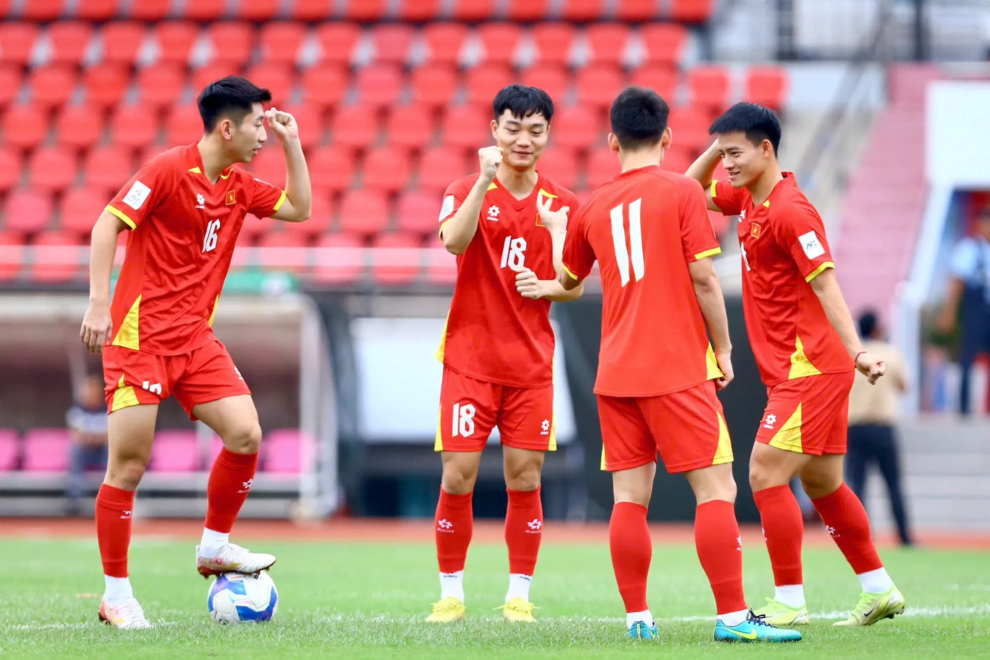 Các cầu thủ trẻ trong màu áo ĐT Việt Nam thể hiện sự tự tin trước cơ hội được ra sân trong trận đấu lượt về với ĐT Nepal.