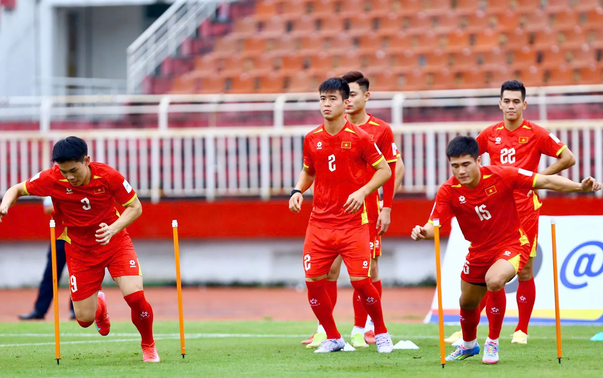 Đội trưởng Duy Mạnh cùng đồng đội hướng đến chiến thắng thứ hai liên tiếp ở bảng F, qua đó tiếp tục nuôi hy vọng đua ngôi đầu bảng với Malaysia.