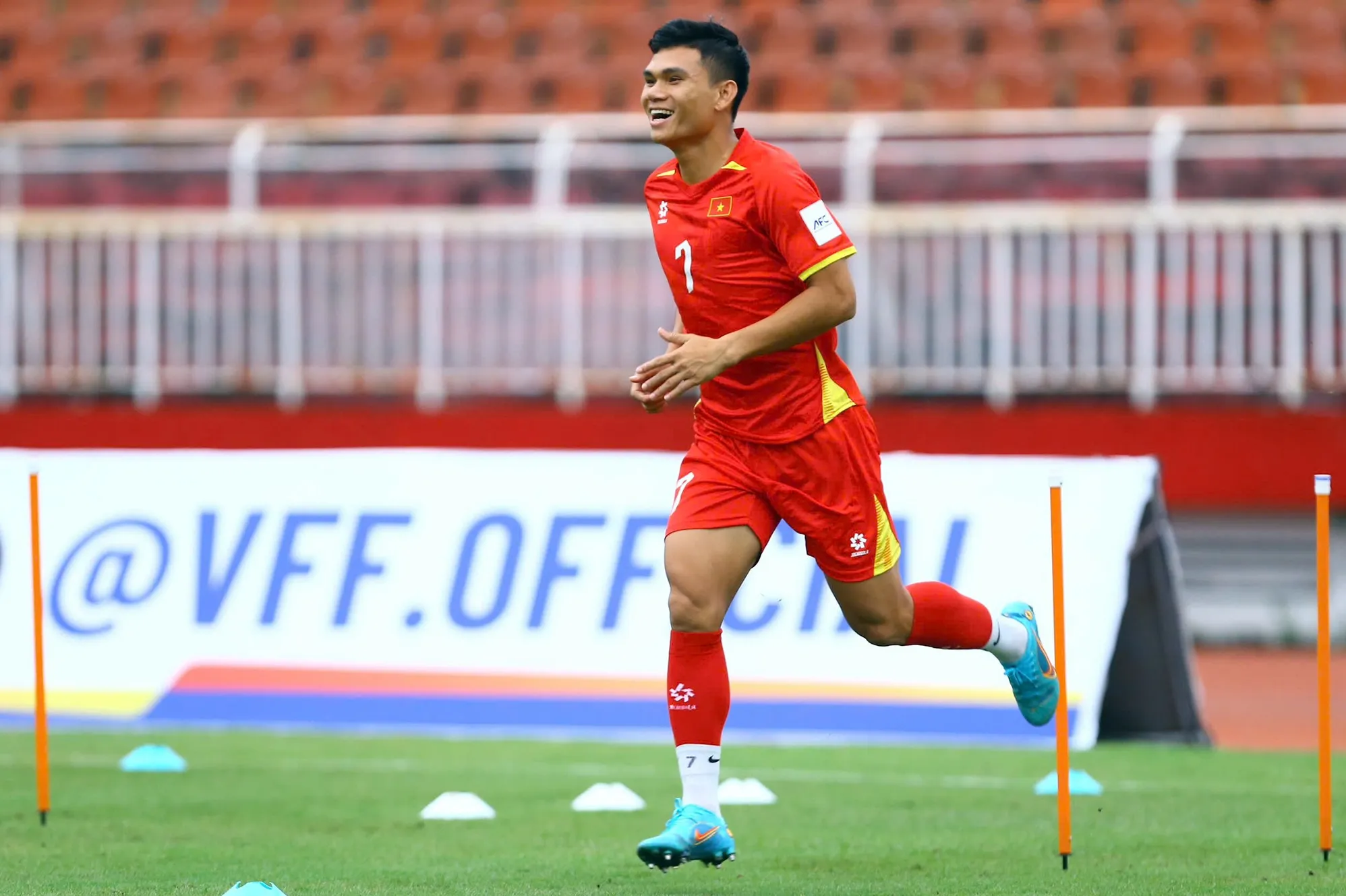 Cầu thủ chạy cánh Phạm Xuân Mạnh hừng hực khí thế sau khi ghi bàn thắng đầu tiên cho ĐTQG ở trận lượt đi.