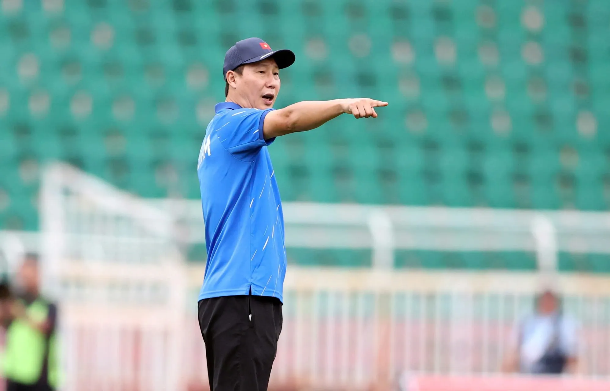 HLV Kim Sang Sik chỉ đạo học trò tập luyện ở buổi tập cuối cùng của ĐT Việt Nam trước trận lượt về với Nepal. Nhà cầm quân người Hàn Quốc nhiều khả năng không thể có sự phục vụ của trung vệ Bùi Tiến Dũng do chấn thương.