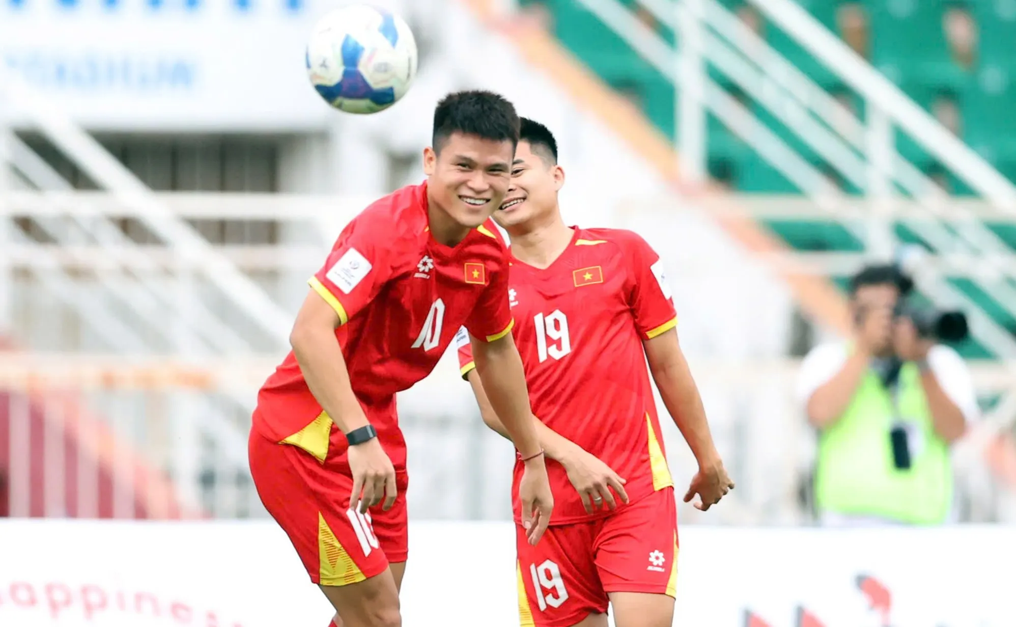 Các tuyển thủ Việt Nam được kỳ vọng có màn trình diễn tốt hơn so với trận đấu lượt đi. Bởi dù mang tiếng thi đấu trên sân khách, nhưng các học trò của HLV Kim Sang Sik dự kiến nhận được sự cổ vũ của hàng vạn cổ động viên trên sân Thống Nhất.