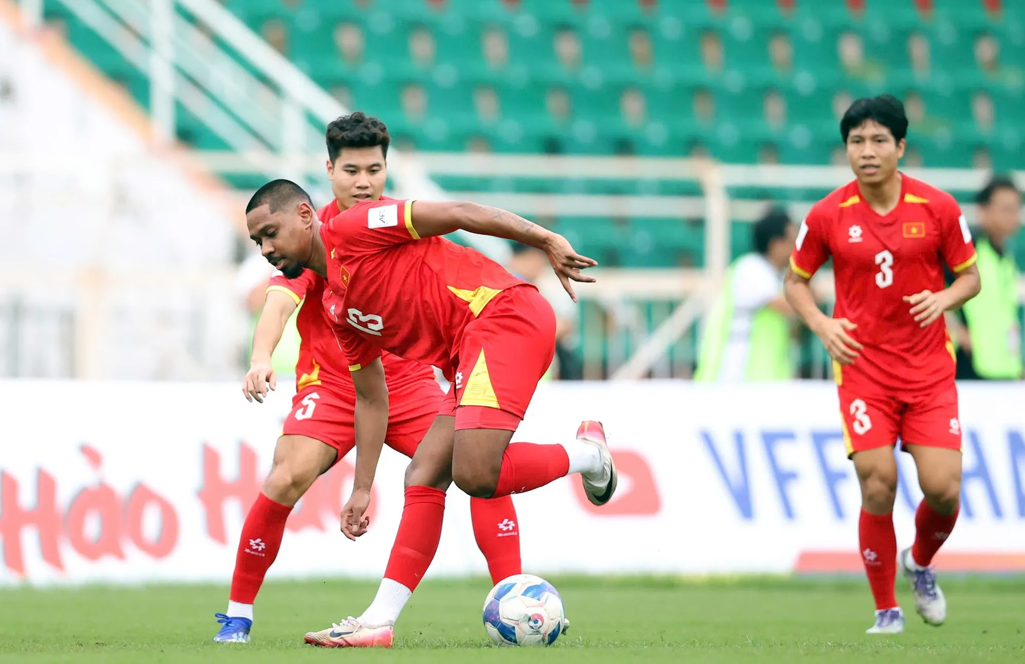 Đội phó Cao Pendant Quang Vinh giữ cho mình sự tập trung vốn có trong suốt buổi tập của ĐT Việt Nam.