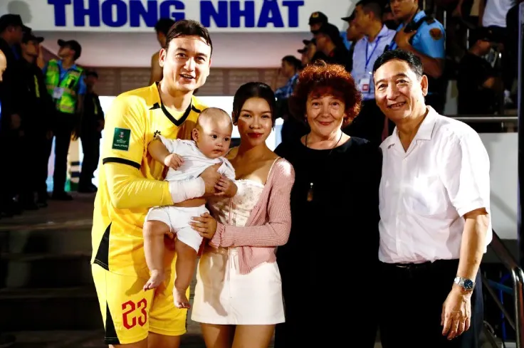 Thầy Kim nổi cáu vì cơ hội bị bỏ lỡ, ĐT Việt Nam nhận thưởng 