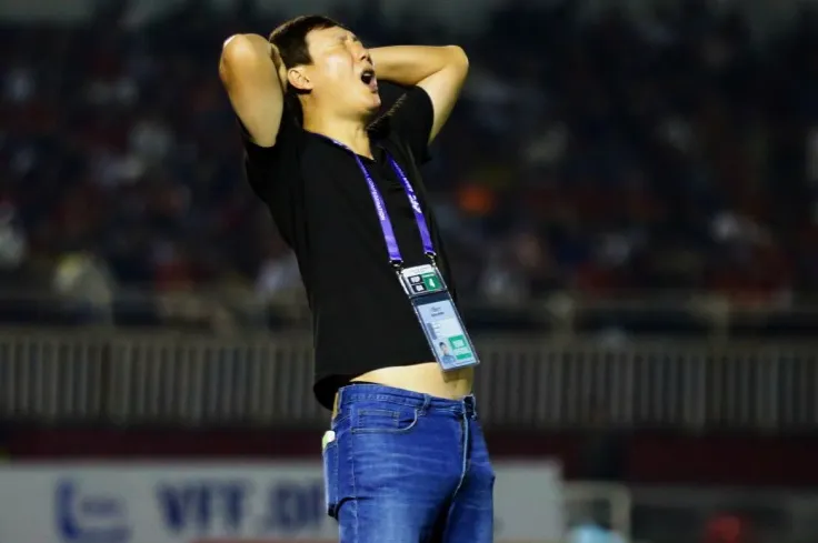 Thầy Kim nổi cáu vì cơ hội bị bỏ lỡ, ĐT Việt Nam nhận thưởng 