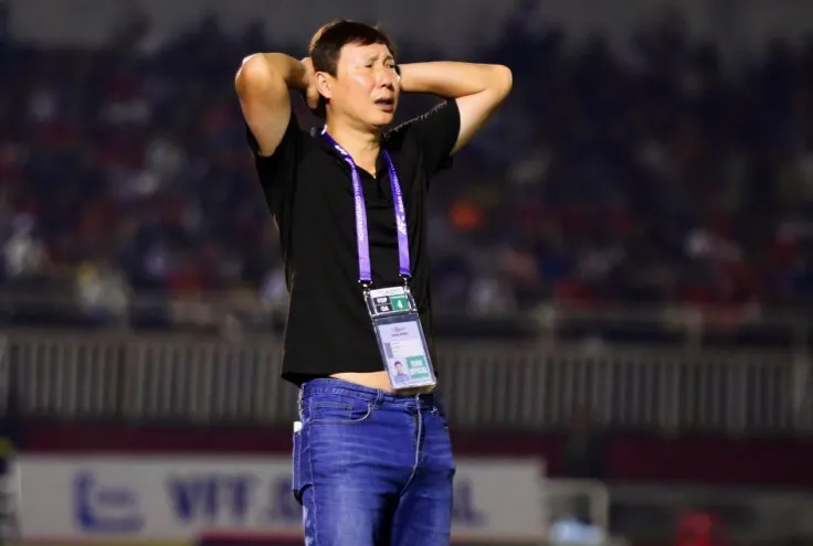 Thầy Kim nổi cáu vì cơ hội bị bỏ lỡ, ĐT Việt Nam nhận thưởng 