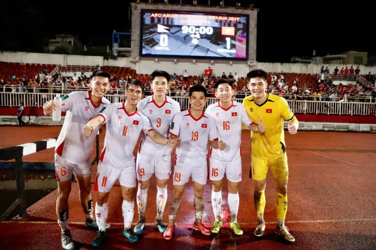 Thầy Kim nổi cáu vì cơ hội bị bỏ lỡ, ĐT Việt Nam nhận thưởng 