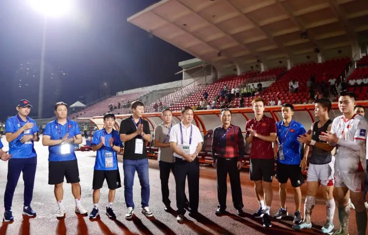 Thầy Kim nổi cáu vì cơ hội bị bỏ lỡ, ĐT Việt Nam nhận thưởng 