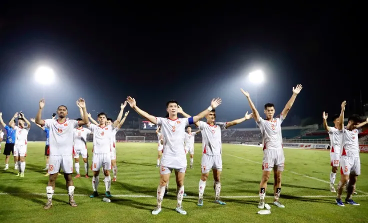 Thầy Kim nổi cáu vì cơ hội bị bỏ lỡ, ĐT Việt Nam nhận thưởng 