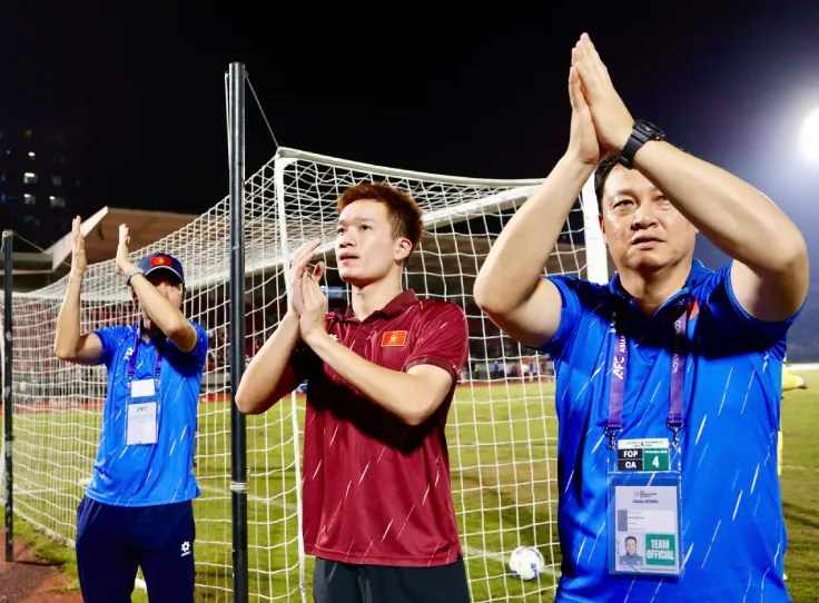 Thầy Kim nổi cáu vì cơ hội bị bỏ lỡ, ĐT Việt Nam nhận thưởng 