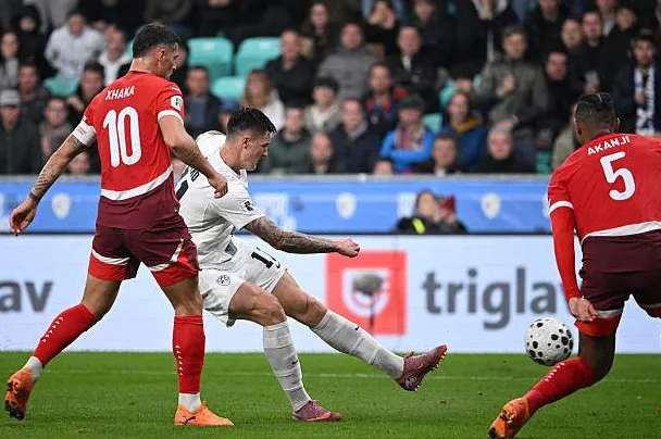 Sesko sút chệch cột dọc trong một tình huống nguy hiểm ít ỏi của trận Slovenia - Thụy Sĩ