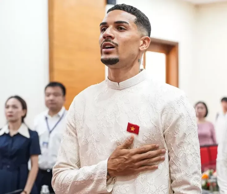 HLV Kim Sang-sik có nhiều chọn lựa nhân sự tốt cho tuyển Việt Nam khi có thêm cầu thủ nhập tịch Đỗ Hoàng Hên. Ảnh: CCT.