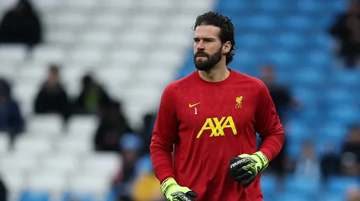 Thủ thành Alisson Becker vẫn chưa thể trở lại