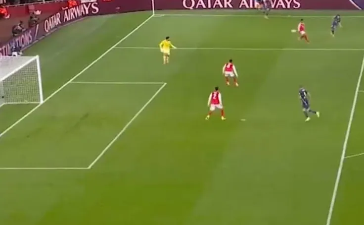 Alvarez đáng nhẽ phải ghi bàn trong tình huống này